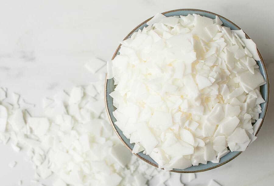 Natuurlijke vs. synthetische kaarsenwas: welke moet je kiezen voor het maken van je eigen kaarsen?